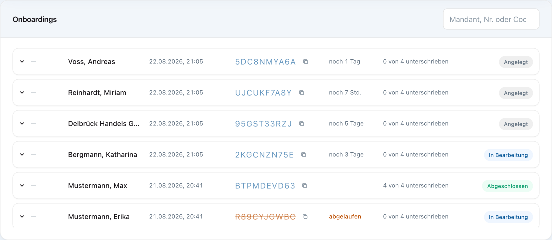 Die Übersicht der Kanzlei: eine Liste laufender und abgeschlossener Onboardings mit Zugangscode, Fortschritt („4 von 4 unterschrieben“) und Status.